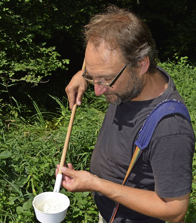 Es wimmelt: Wolfgang Hauck von der  Ko...ckenlarven im Wasser sind.              | Foto: christeleit