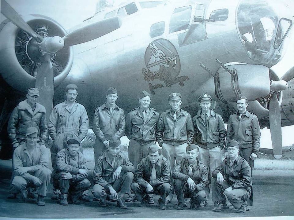 Die Besatzung des Bombers  &#8222;Stri...s sowie die zwei Männer vorne rechts).  | Foto: privat