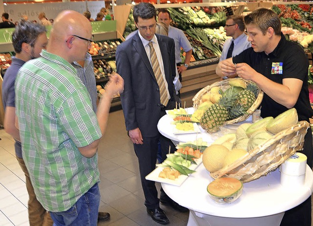 50 Auszubildende fhren den Markt in N... des Empfangs zu Verkostungsstationen.  | Foto: Peter Gerigk