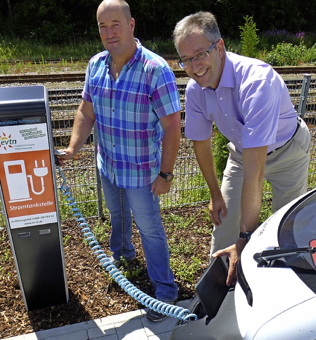 Thorald Hoffmeyer (links) und Andreas Graf tanken einen Elektroflitzer.   | Foto: Peter Stellmach