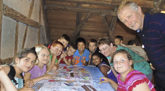 Stadtbaumeister Michael Rohrer mit Vie...nton-Leo-Schule im Haus  Fischerzunft   | Foto: Michael Gottstein