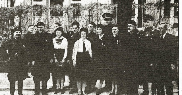 Die faschistische Ortsgruppe vor dem d... der Albertstrae am 29. November 1938  | Foto: archiv, ursprnglich aus der alemanne (2)/Freiburger Zeitung