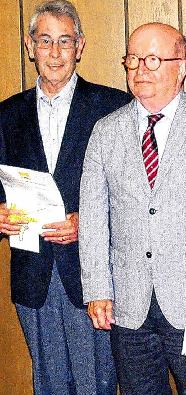 Dieter Schwand (SPD) und Rainer Kaskel...wurden fr 30 Jahre im Kreistag geehrt  | Foto: bz