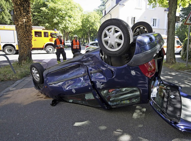 Beim Unfall  in der Karlstrae landet ... Dach, zwei Menschen werden verletzt.   | Foto: Patrick Seeger