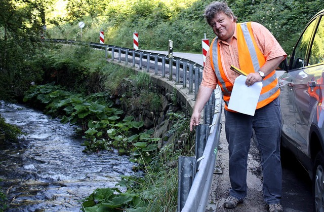 Diese Sttzmauer unter der Strae im W...peln den Verkehr, jetzt wird saniert.   | Foto: Barbara Schmidt