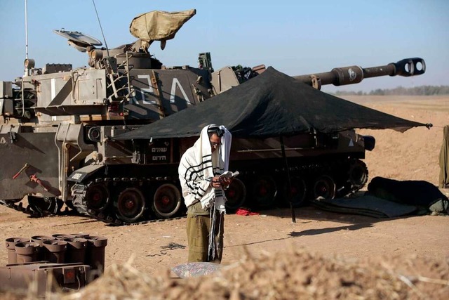 Ein israelischer Soldat betet whrend der Feuerpause.   | Foto: AFP