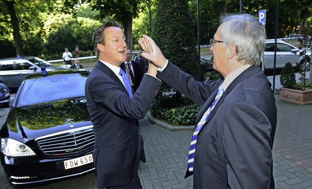 Schlagabtausch: Der britische Premier ...die Ernennung Junckers lange gewehrt.   | Foto: DPA