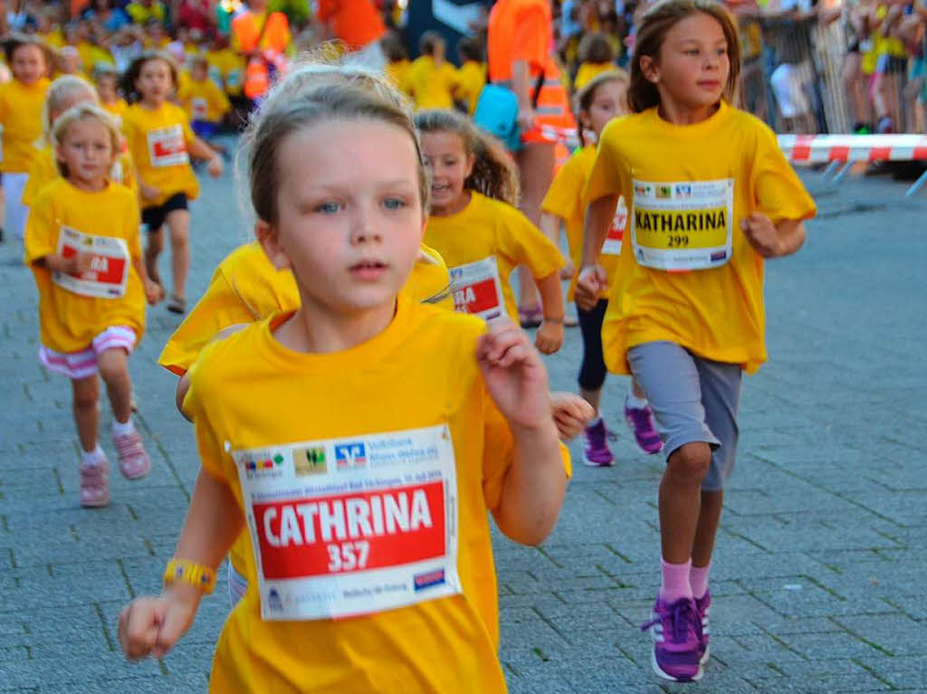 Mit Eifer dabei waren die jngsten Starter beim Altstadtlauf 2014. Gelb oder Gold war die Farbe des Tages.  