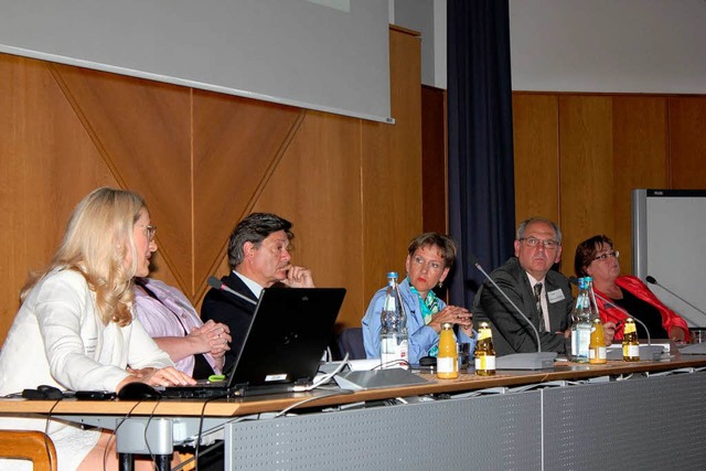 Auf dem Podium (von links): IHK-Gesch...ftsfhrerin Wirtschaftsregion Sdwest.  | Foto: ZVG