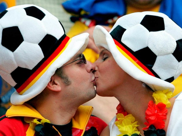 Ein Kuss auf Jogis Jungs: Wer htte vor WM-Start auf Deutschland getippt?  | Foto: dpa