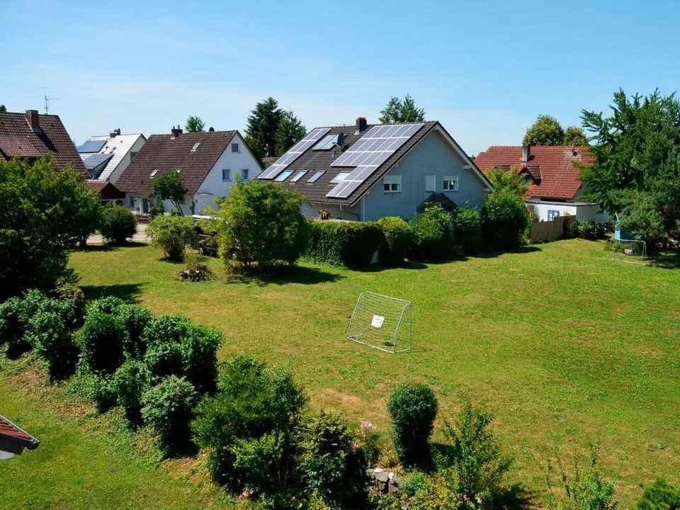 Das  Rasengrundst�ck der evangelischen...terkunft f�r 40 Fl�chtlinge entstehen.  | Foto: Max Schuler