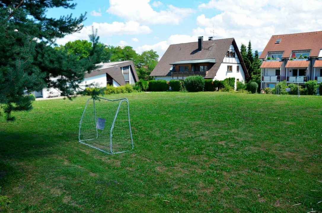 Die Freikirche wollte das Grundst�ck f...e die Kirche (links) erweitert werden.  | Foto: Max Schuler