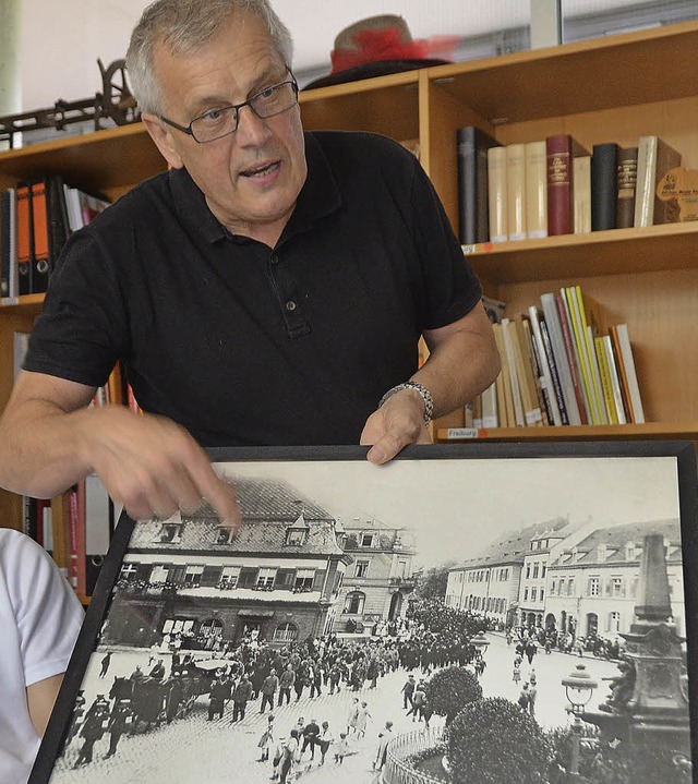 Ein riesiger Trauerzug begleitete den ...riker Hans-Jrg Jenne zeigt das Bild.   | Foto: Jahn