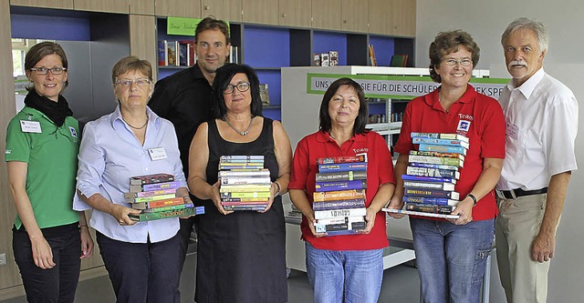 Freuen sich: Bibliotheksleiterin Ester...Frderverein) und Rektor Jrgen Hau.   | Foto: Privat