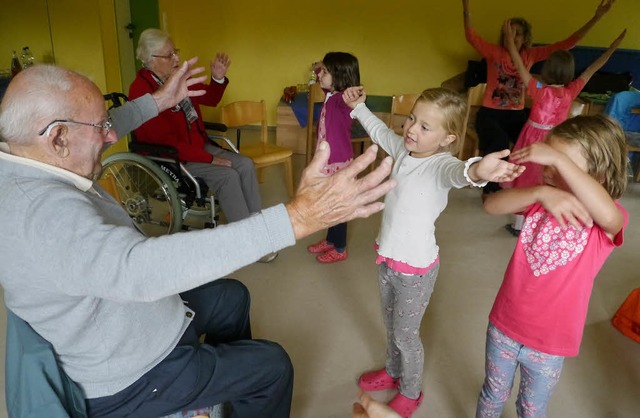 Die Freude am gemeinsamen Singen, Spie...Bewegen ist fr Jung und Alt anregend.  | Foto: Hlter-Hassler