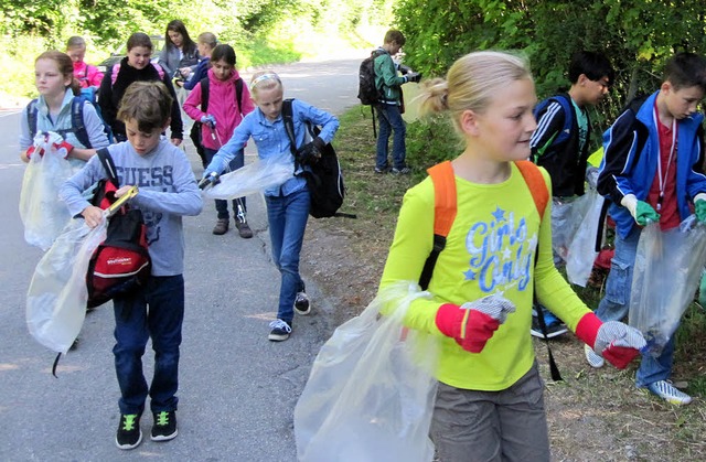 22 Jungs und Mdchen der Klasse 4a der...ekts den Mllheimer Eichwald geputzt.   | Foto: Privat