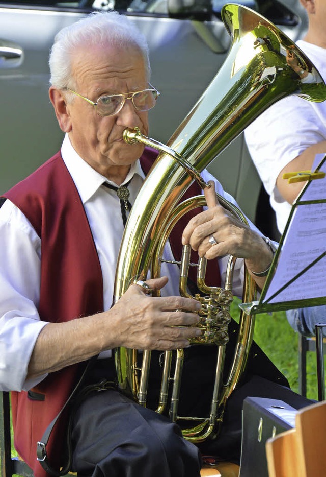 Manfred Brommer, heute 78, musiziert seit 64 Jahren auf seinem Tenorhorn.   | Foto: Georg Diehl