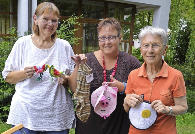 Viele schne Handarbeiten werden in de...ina Pfirrmann und Conny Ziimmermann.    | Foto: Martina Weber-Kroker