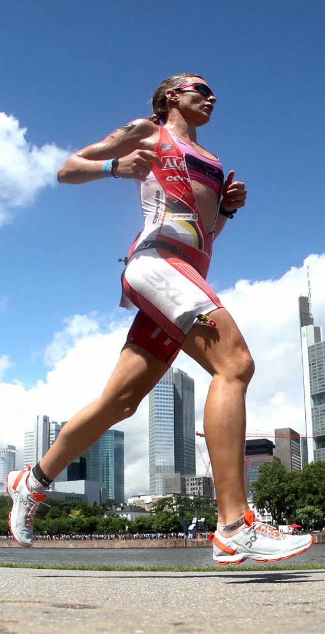 Caroline Steffen, hier beim Ironman Frankfurt, will in Roth wieder gewinnen.   | Foto: DPA