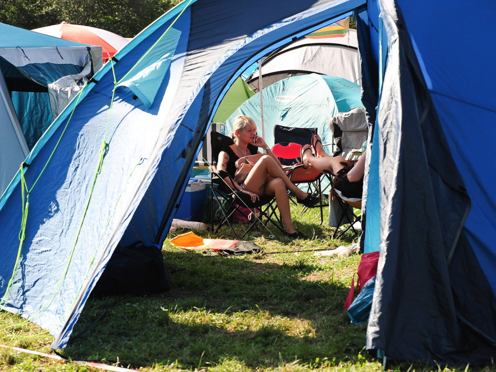 Countdown am Tunisee: Am Freitagabend haben die angereisten Fans den Campingplatz in Beschlag genommen – und feiern hinein ins Sea-You-Festival.