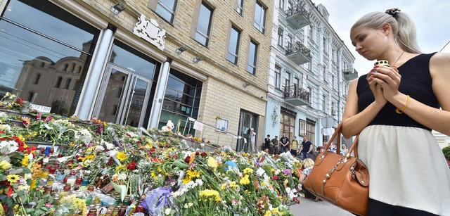 Ein Blumenmeer in Kiew: Ukrainer zeige...chen Botschaft in Kiew ihr Mitgefhl.   | Foto: AFP