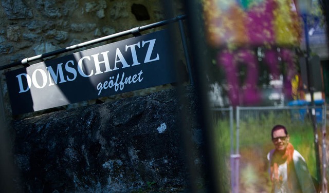 &#8222;Domschatz geffnet&quot;, steht auf einem Schild in Limburg.  | Foto: dpa