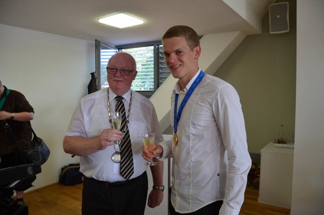 Brgermeister Josef Hgele stt mit M...lg und Zukunft als Nationalspieler an.  | Foto: ;Manfred Frietsch