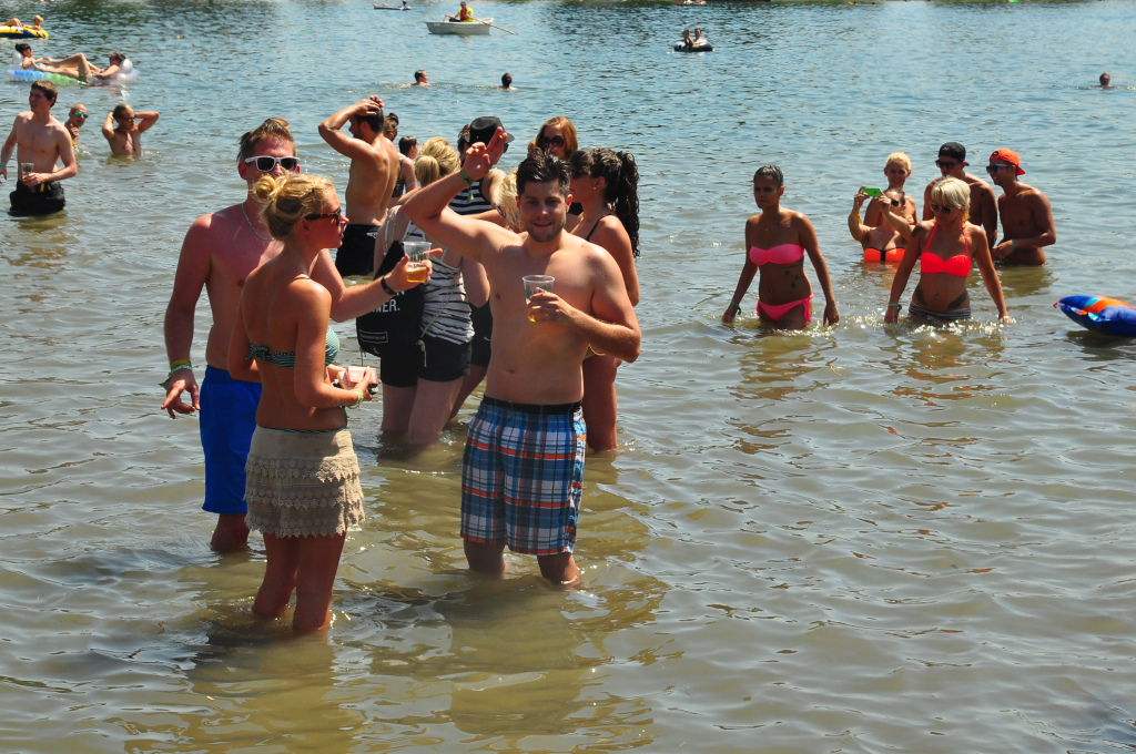 Die Fans des Sea-You-Festivals feiern am und im See.