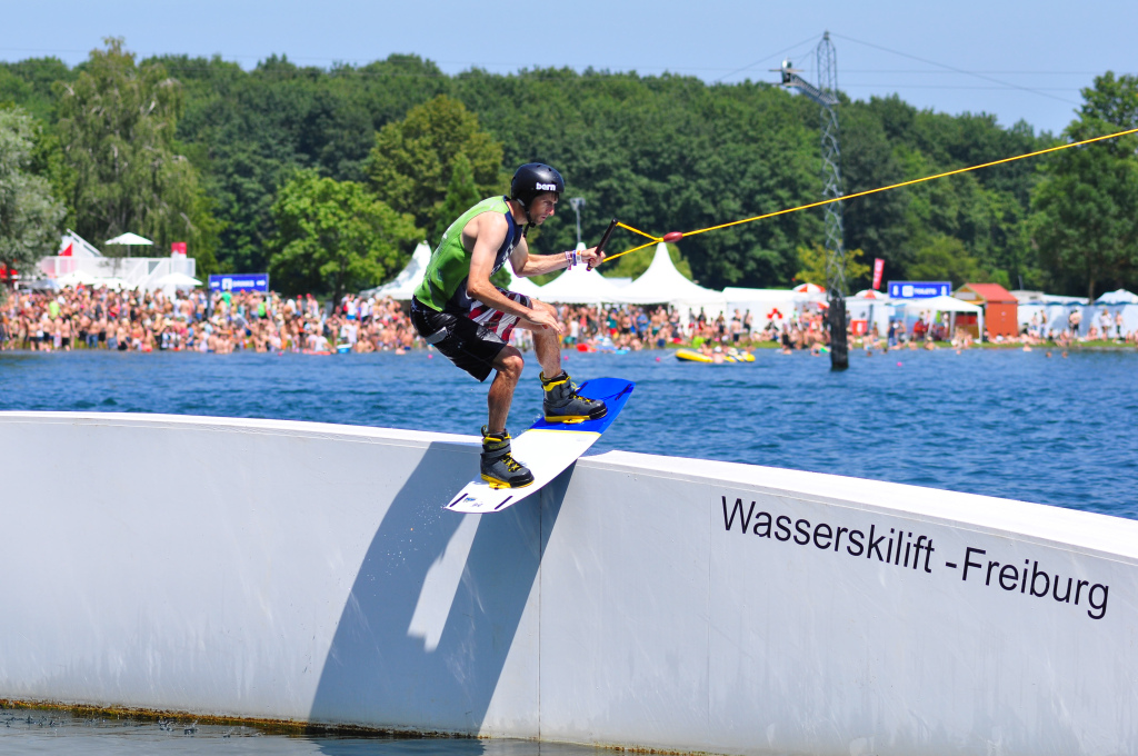 Die Fans des Sea-You-Festivals feiern am und im See.