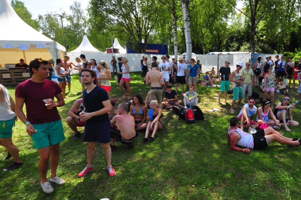 Die Fans des Sea-You-Festivals feiern am und im See.