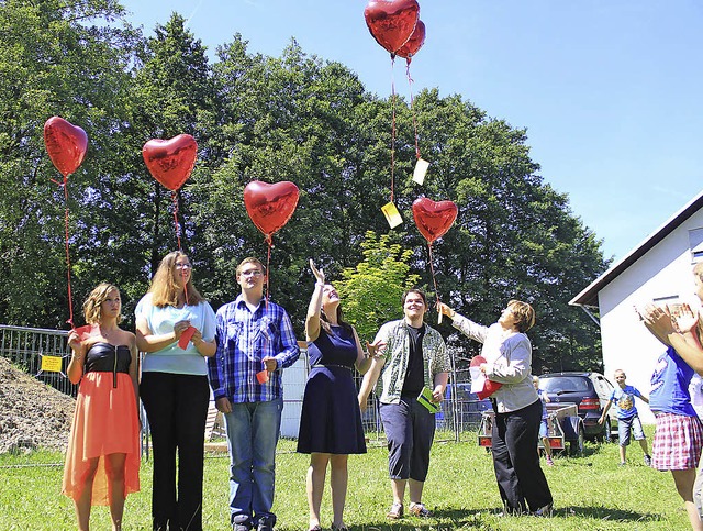 Verabschiedete Schler und Lehrer lass...n Glckskarten in den Himmel steigen.   | Foto: Lara Walter