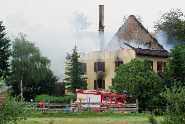 Feuer zerstrt Bauernhof samt Wohnungen in Liel