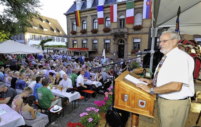 Herbolzheims Brgermeister Ernst Schil...ffnete am Freitagabend das Stadtfest.  | Foto: Gollrad