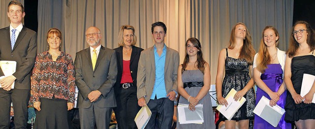 Die Preistrger der Realschule Raphael...Gisela Buchholz die Preise verliehen.   | Foto: Cornelia Liebwein