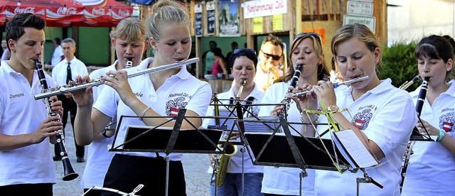 Zells Stadtmusiker erffneten am Freit...und Samstag war es noch drckend hei.  | Foto: Anja Bertsch