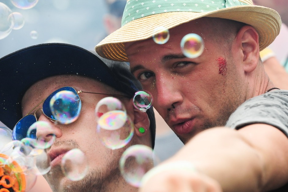 Auch Gummistiefel, Schirme und Regencapes passen zum Ambiente eines Elektro-Festivals: Impressionen von der sonntäglichen Sea-You-Stimmung am Tunisee. (Foto: Miroslav Dakov, Miroslav Dakov) Auch Gummistiefel, Schirme und Regencapes passen zum Ambiente eines Elektro-Festivals: Impressionen von der sonntäglichen Sea-You-Stimmung am Tunisee. (Foto: Miroslav Dakov, Miroslav Dakov)