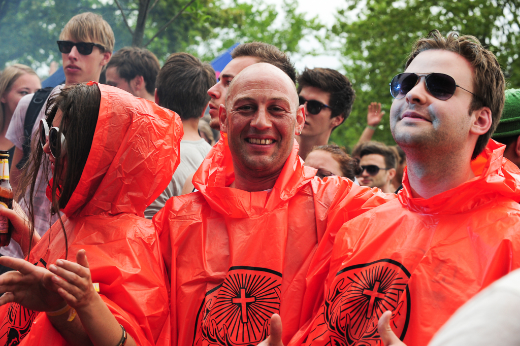 Auch Gummistiefel, Schirme und Regencapes passen zum Ambiente eines Elektro-Festivals: Impressionen von der sonntglichen Sea-You-Stimmung am Tunisee.