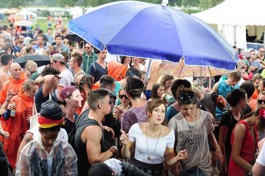 Auch Gummistiefel, Schirme und Regencapes passen zum Ambiente eines Elektro-Festivals: Impressionen von der sonntglichen Sea-You-Stimmung am Tunisee.