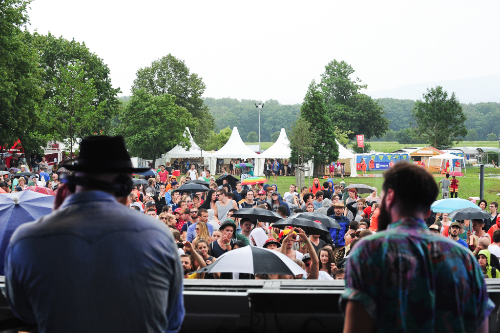 Auch Gummistiefel, Schirme und Regencapes passen zum Ambiente eines Elektro-Festivals: Impressionen von der sonntglichen Sea-You-Stimmung am Tunisee.