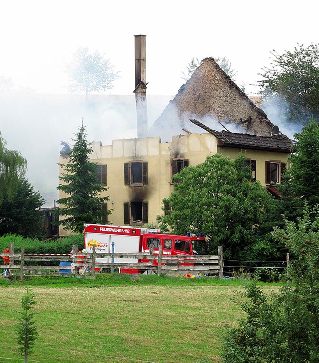 Das Hauptgebude des Erlenbodenhofs zw...gen und Tenne Sonntagfrh abgebrannt.   | Foto: j. schtz
