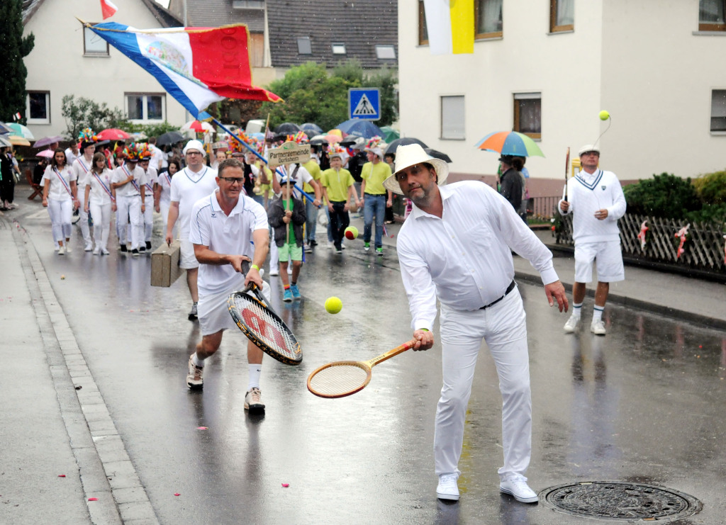 Mehr als 60 Gruppen zogen beim Festumzug mitten durch Oberweier.