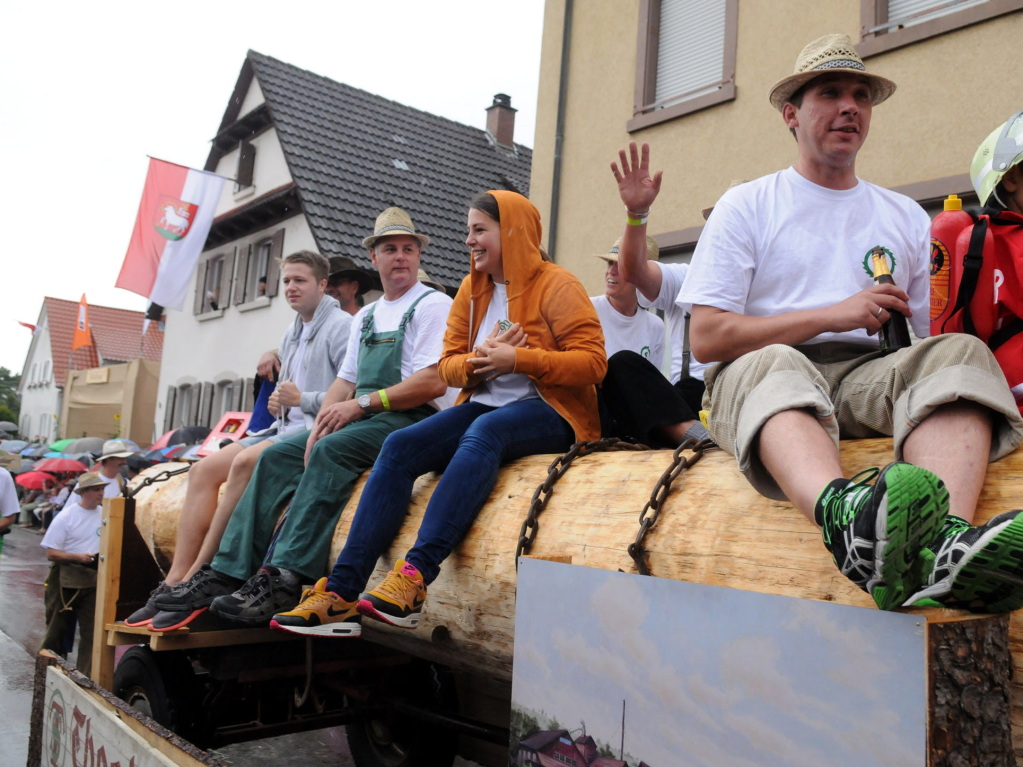 Mehr als 60 Gruppen zogen beim Festumzug mitten durch Oberweier.