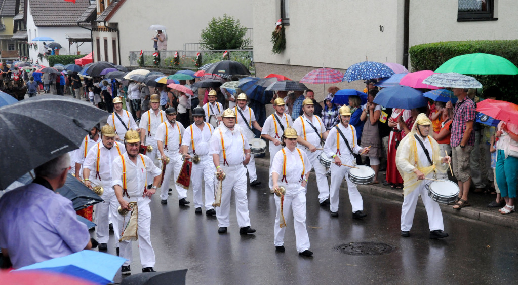 Mehr als 60 Gruppen zogen beim Festumzug mitten durch Oberweier.