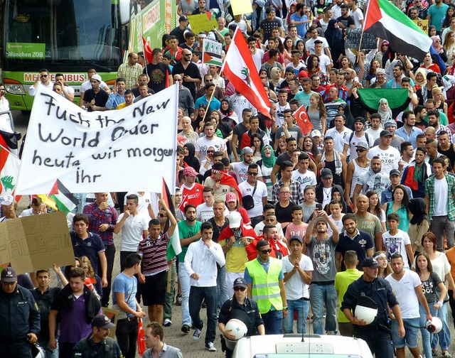 Friedlich demonstrierten am Samstag in...gegen Israels Politik gegenber  Gaza.  | Foto: Julia littmann