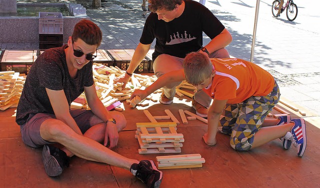 Eine Bauwerkstatt mit 2000 Baukltzen stand auf dem Oberrheinplatz bereit.   | Foto: Luisa Koch