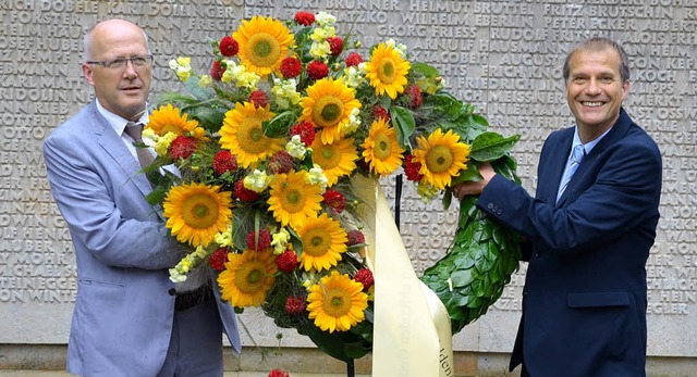 Rolf Karrer (links) und Klaus Eberhard...ten einen Kranz beim Ehrenmal nieder.   | Foto: Martina Proprenter