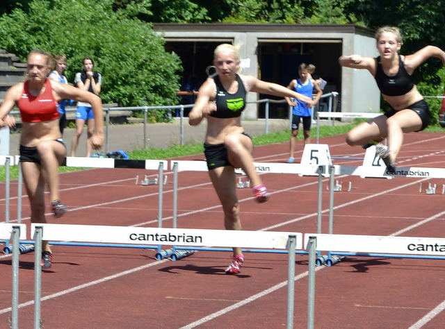 Dynamisch ber die Hrden: Anna Reisch (Mitte) gewann in Furtwangen drei Titel.   | Foto: junkel