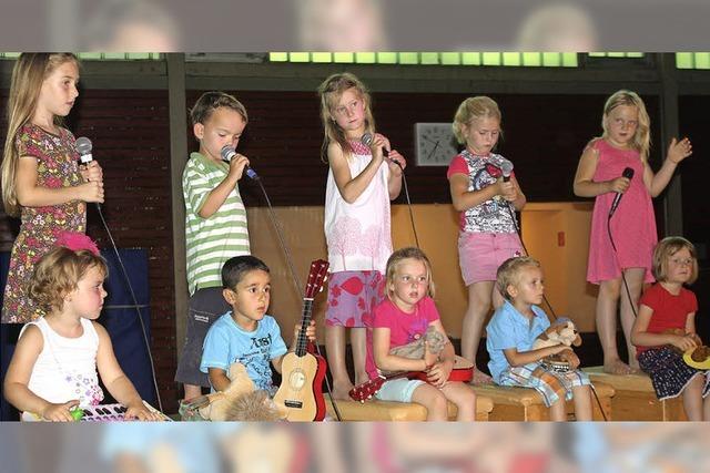 120 Schler und Kinder singen gemeinsam