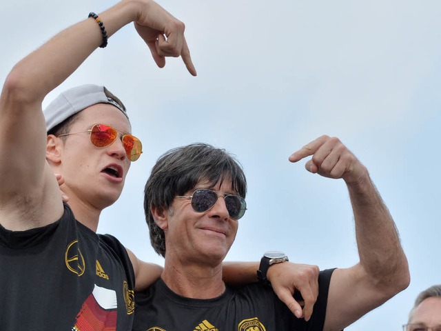 Jogi cool: Der Bundestrainer (rechts) ... neben Nationalspieler Julian Draxler.  | Foto: dpa