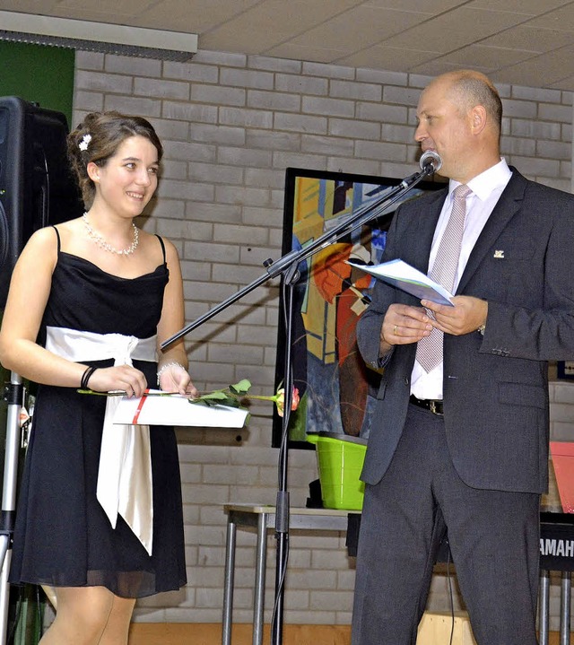Laura Issler erhielt von Rektor Christ...nde, Wirtschaft, Gemeinschaftskunde).   | Foto: Martina Weber-Kroker